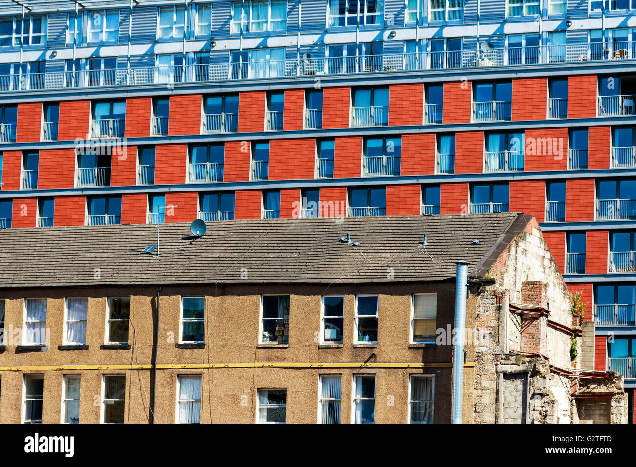 Construire de nouvelles maisons et appartements dans l'arrière-plan de bâtiment de style ancien partiellement démolis, Glasgow, Écosse, Royaume-Uni Banque D'Images