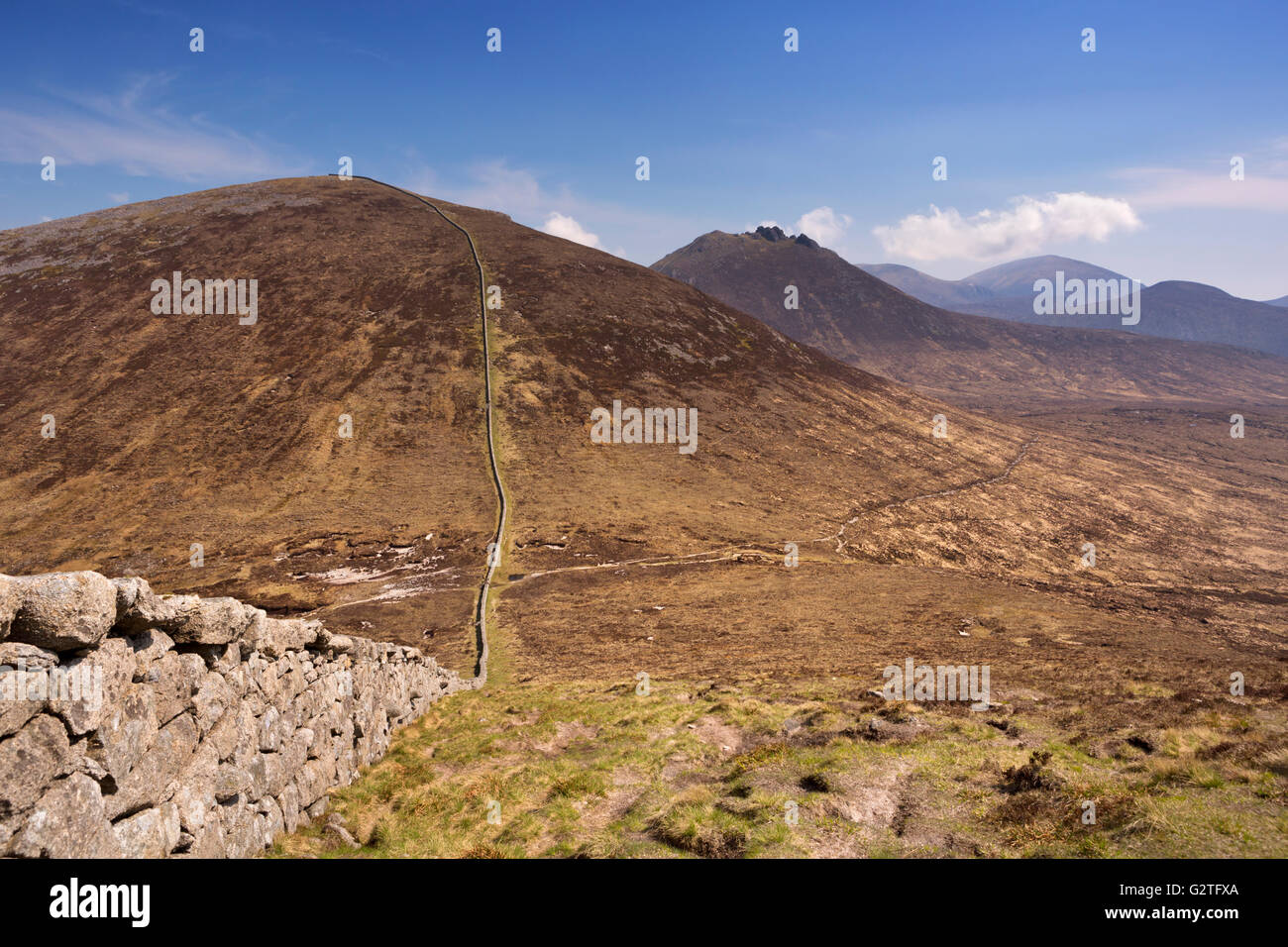 Le mur de la Mourne Mourne Mountains en Irlande du Nord sur une journée ensoleillée. Banque D'Images