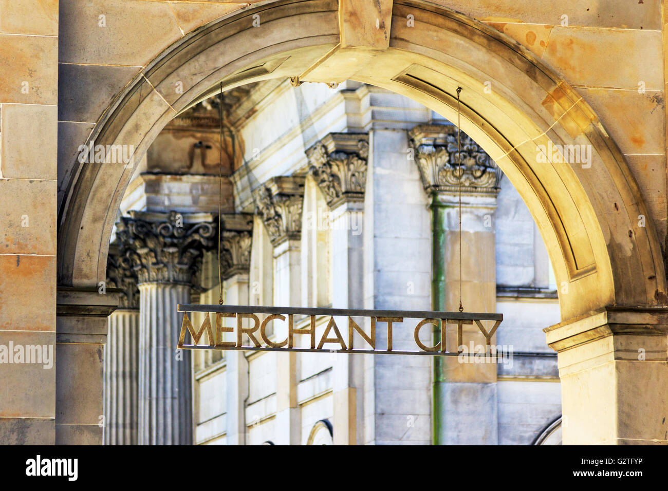 Passage voûté avec un panneau indiquant l'entrée de Merchant City, district de la ville de Glasgow, Écosse, Royaume-Uni Banque D'Images