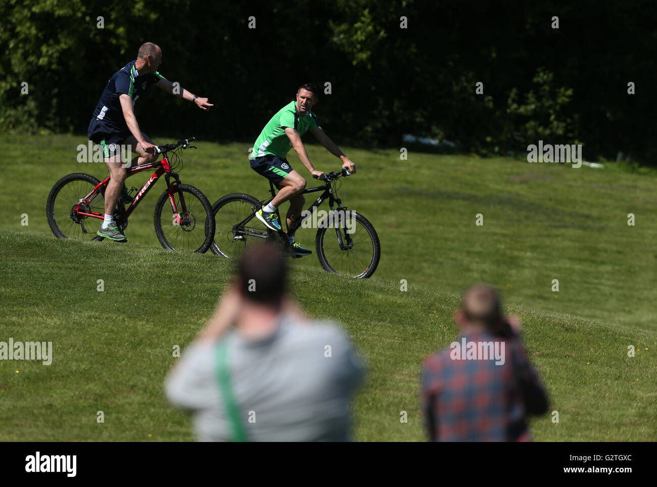 Robbie Keane et physio Tony McCarthy parcourent le terrain pendant que les membres des médias regardent pendant un camp d'entraînement au Fota Island Resort, Cork. APPUYEZ SUR ASSOCIATION photo. Date de la photo: Vendredi 3 juin 2016. Voir PA Story FOOTBALL Republic. Le crédit photo devrait se lire comme suit : Brian Lawless/PA Wire. Banque D'Images