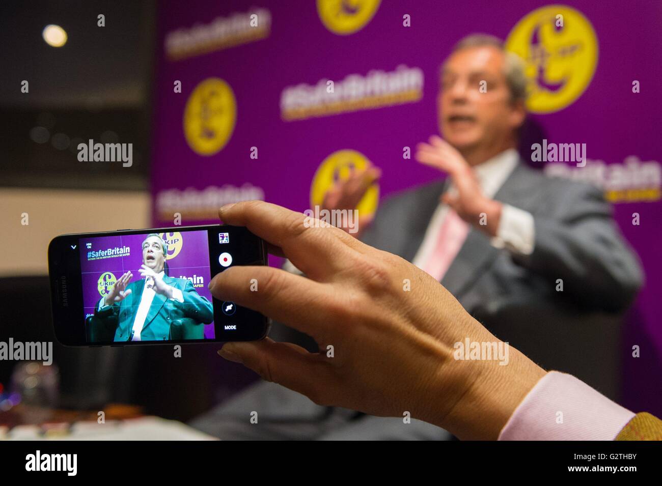 Leader de l'UKIP Nigel Farage répond aux questions après avoir donné un discours sur l'immigration à partir d'un vote référendaire européenne à un événement George Street à Westminster, Londres. Banque D'Images