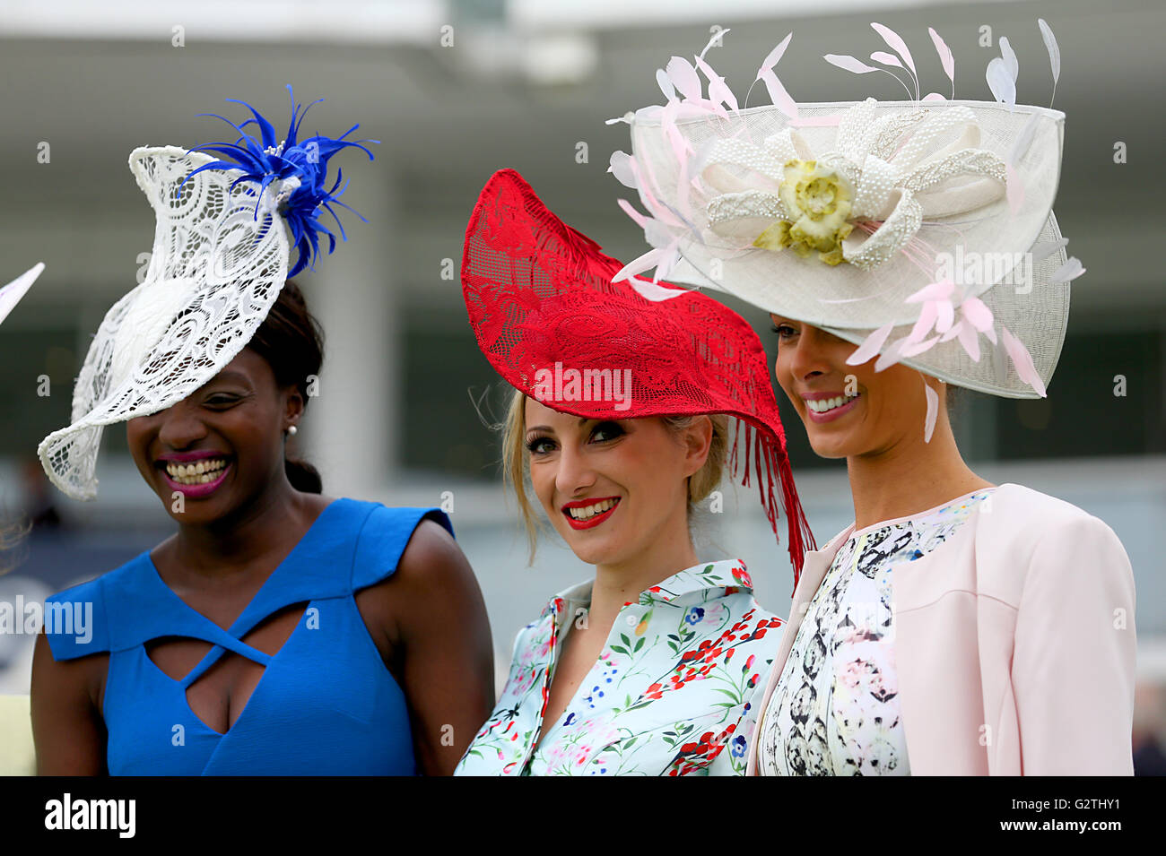 Porter un chapeau Racegoers s'imprégner de l'atmosphère sur Mesdames Jour  au cours de l'Investec Derby d'Epsom 2016 Festival à l'hippodrome d'Epsom,  Epsom Photo Stock - Alamy