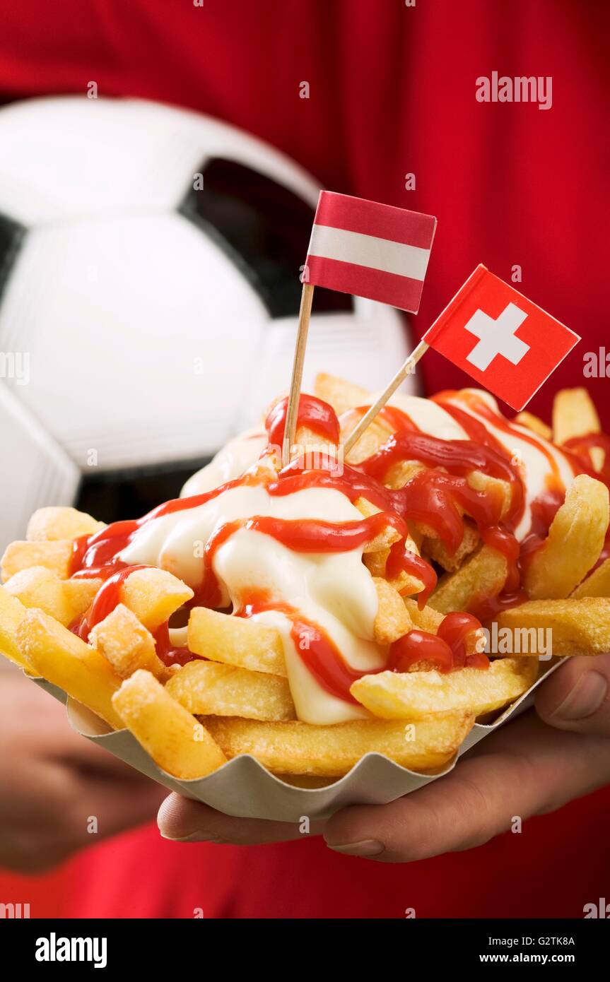 Des frites avec du ketchup et de la mayonnaise, de drapeaux et de football Banque D'Images