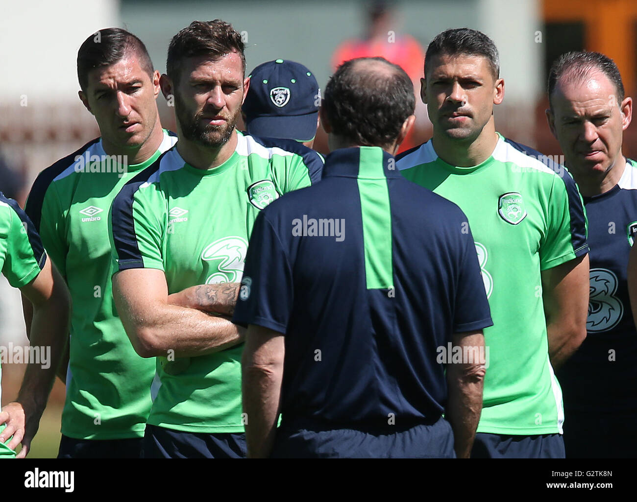 République d'Irlande les joueurs (de gauche) Stephen Ward, Shane Duffy, et Jonathan Walters, écouter comme Martin O'Neill parle aux joueurs pendant un camp d'entraînement à la Fota Island Resort, le liège. Banque D'Images