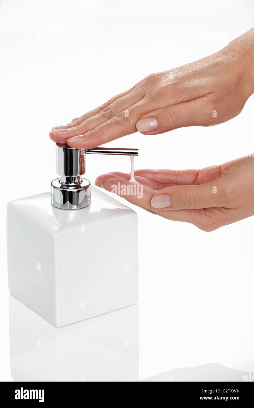 Savon liquide pompé hors d'un distributeur de savon Banque D'Images