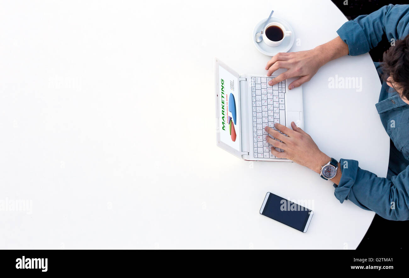 Businessman working on Computer at Office Table ronde blanche Banque D'Images