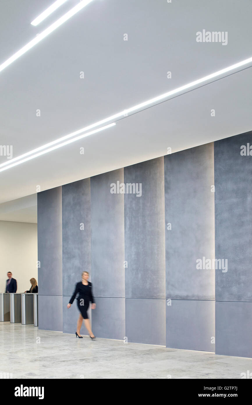 Revêtement en pierre mur avec éclairage inséré sur niveau de réception. Moorgate change, Londres, Royaume-Uni. Architecte : HKR Architects, 2015. Banque D'Images