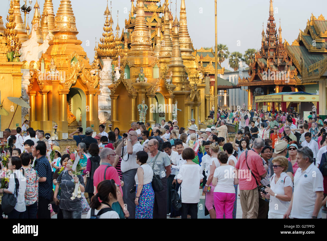 La pagode Shwedagon à quelques ruelles pleine de touristes, Yangon, Myanmar Banque D'Images