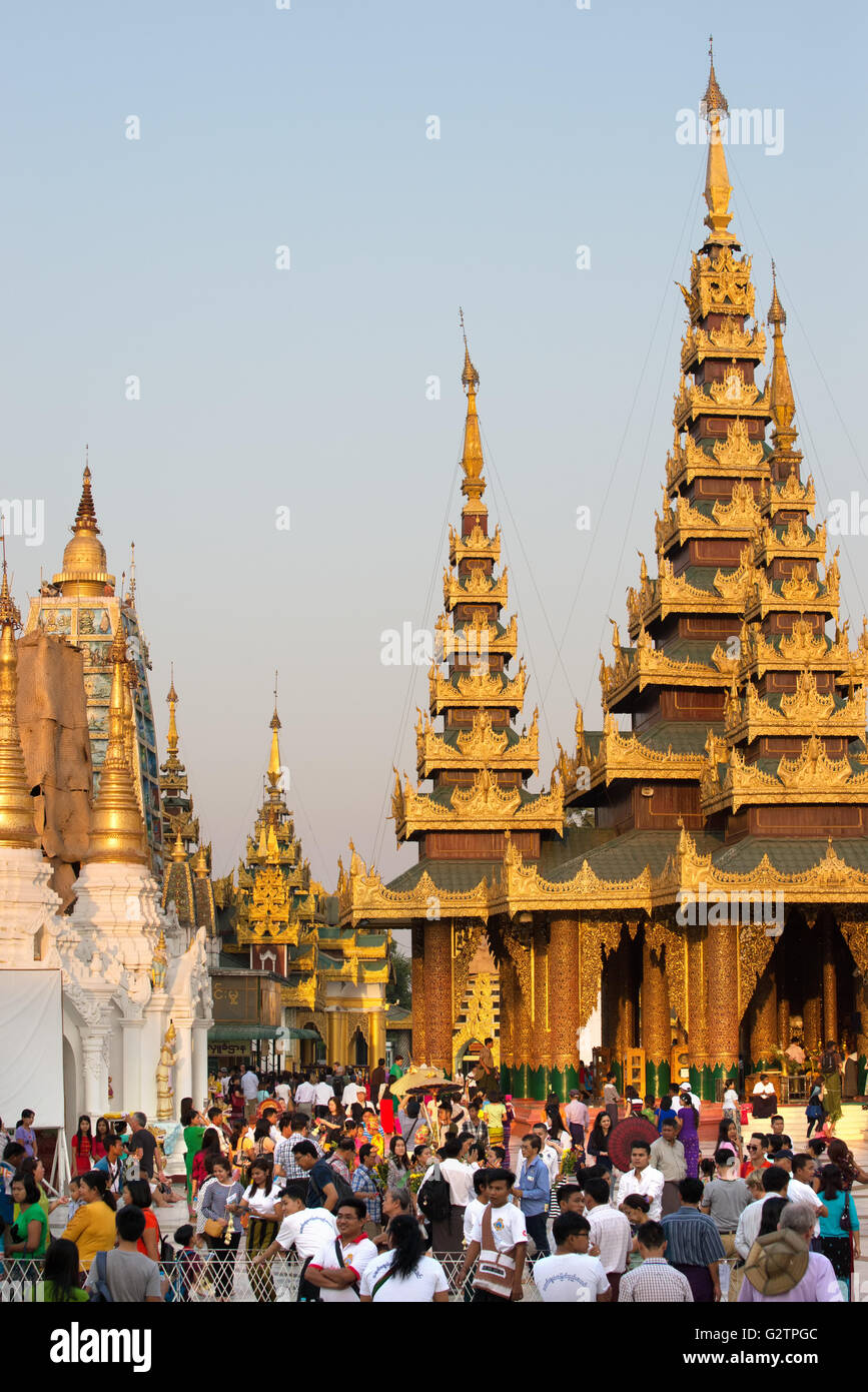 Quelques ruelles pleine de touristes à la pagode Shwedagon, Yangon, Myanmar Banque D'Images