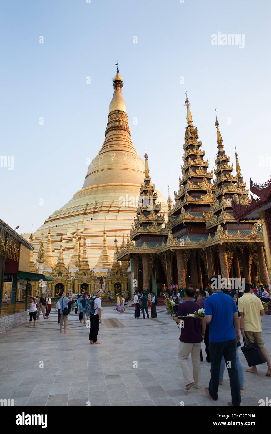 Quelques ruelles pleine de touristes sous le grand stupa doré de la pagode Shwedagon à Yangon, Myanmar, Banque D'Images