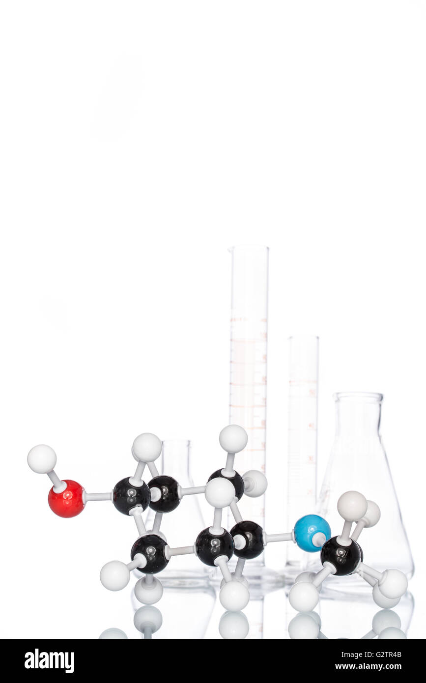 La structure moléculaire et la vase sur fond blanc Banque D'Images