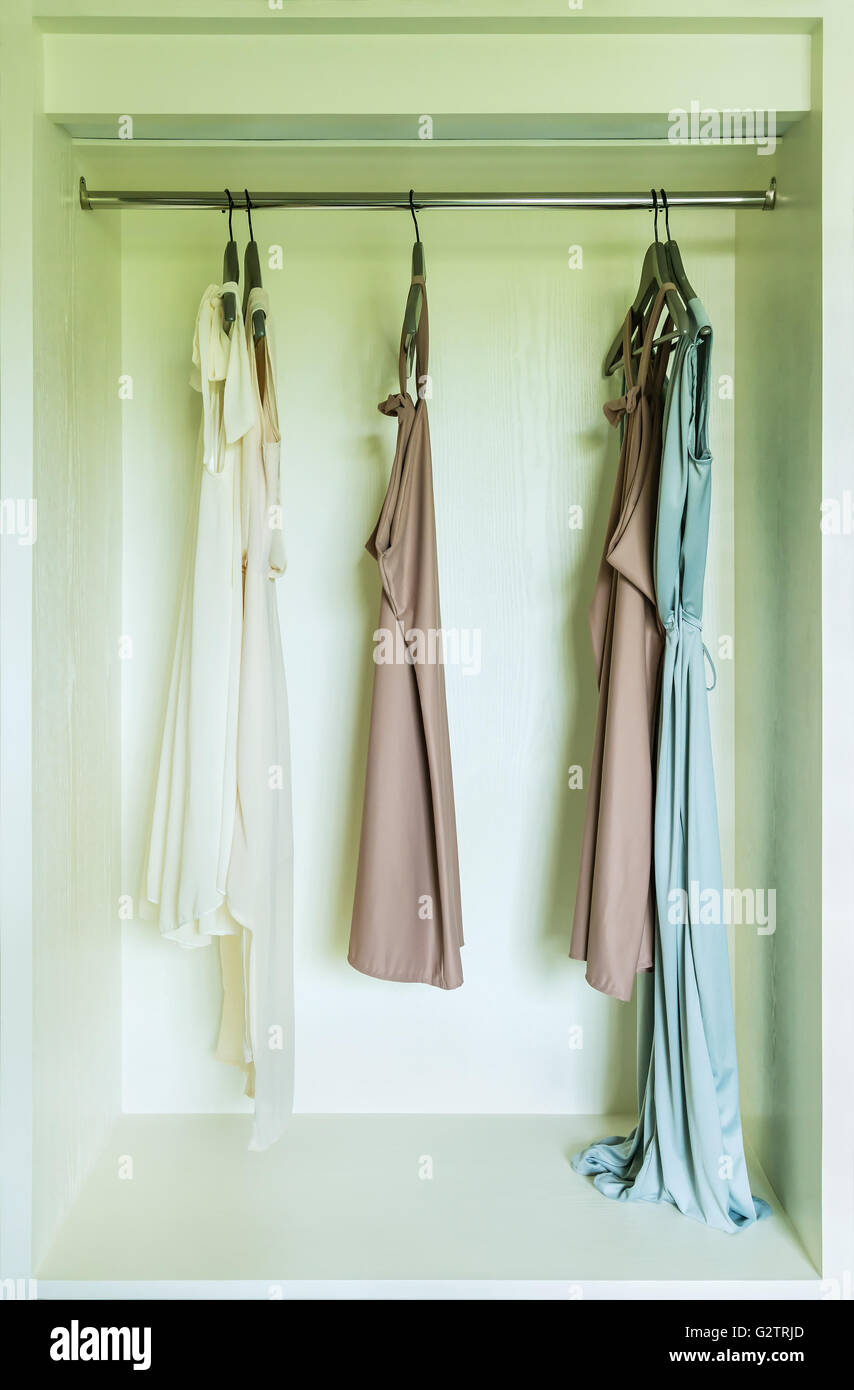 Rangée de pendaison robe sur cintre dans armoire Banque D'Images