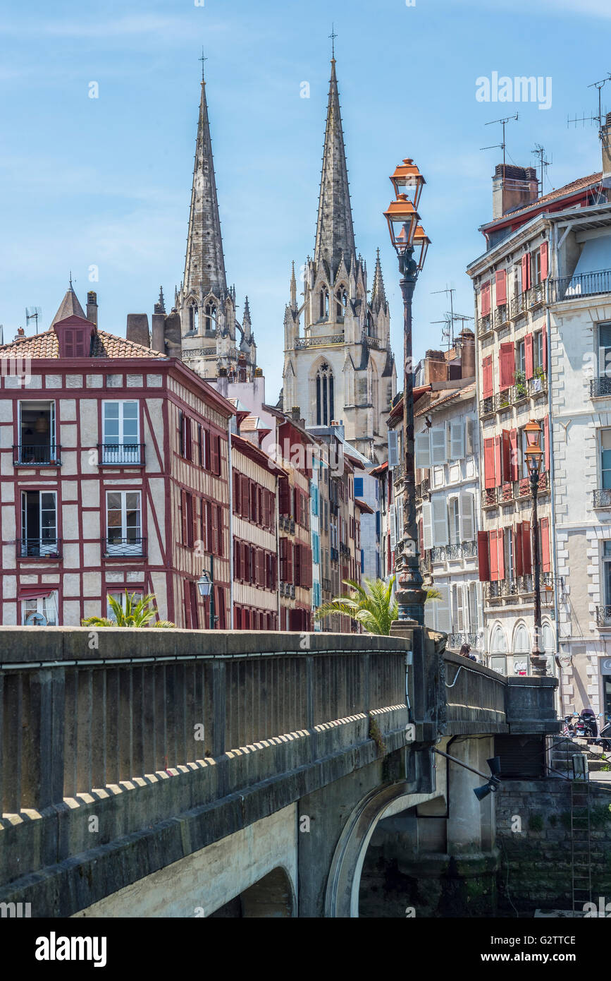 Pont Marengo pont sur le nive avec la Cathédrale de Sainte-Marie de Bayonne, en arrière-plan. Aquitaine, France. Banque D'Images