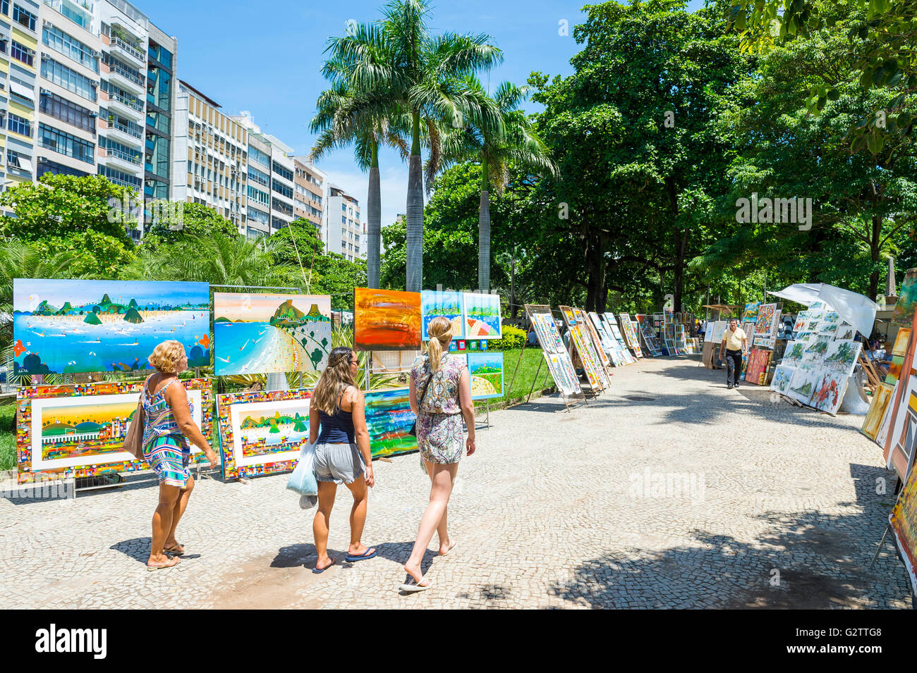 RIO DE JANEIRO - le 28 février 2016 : Regard sur les acheteurs d'art présentées à la piscine en plein air juste Hippie en général Osorio Plaza. Banque D'Images