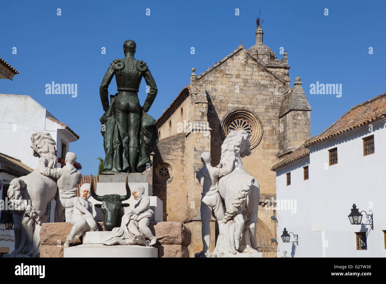 Espagne, Andalousie, Cordoue, Statue de la matador Manuel Laureano Rodríguez Sánchez 'Manolete' sur la Plaza del Conde de Priego avec Iglesia de Santa Maria dans l'arrière-plan. Banque D'Images