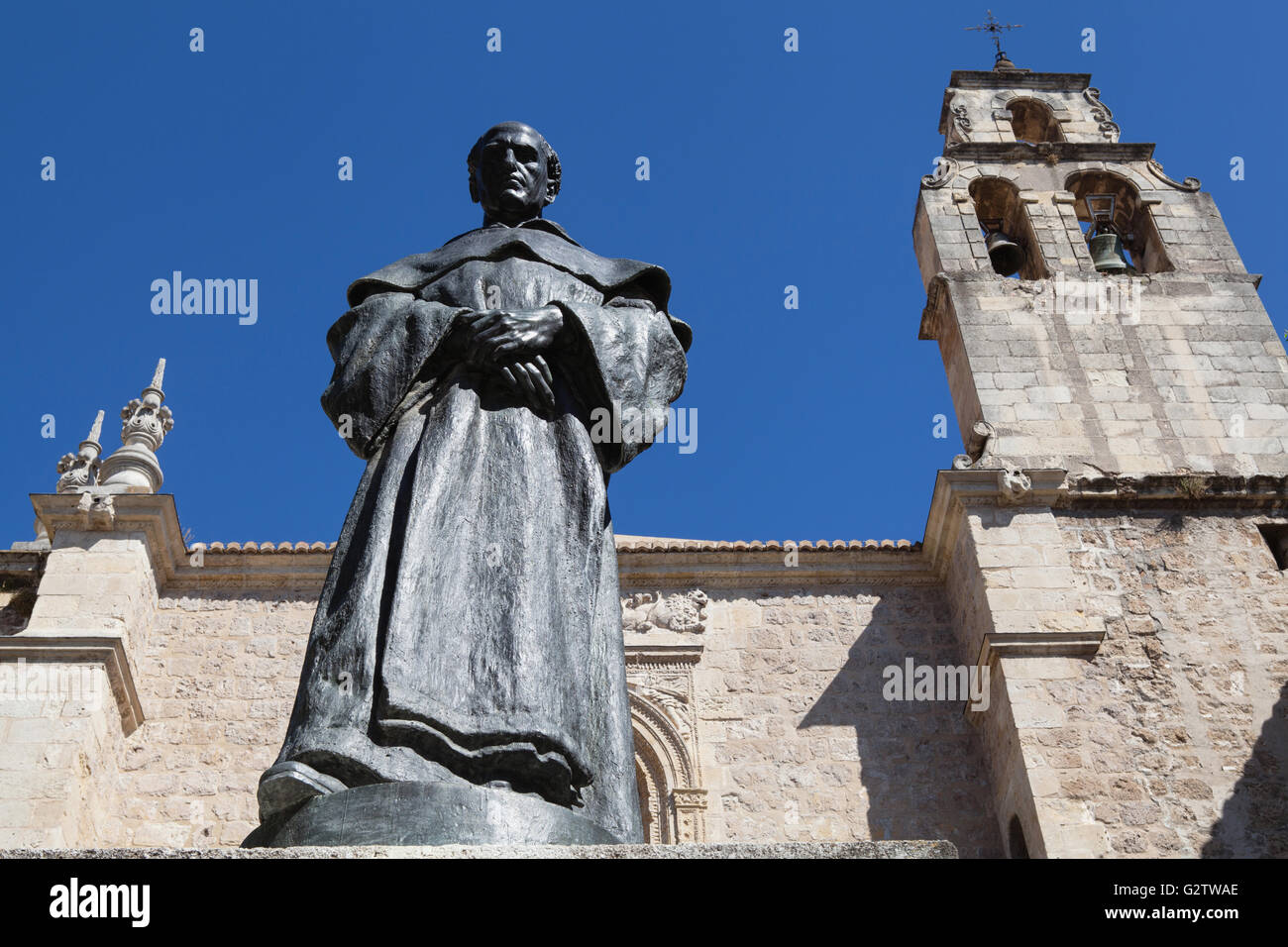 Espagne, Andalousie, Grenade, Statue de Fray Luis de Granada en face de Iglesia de Santo Domingo. Banque D'Images