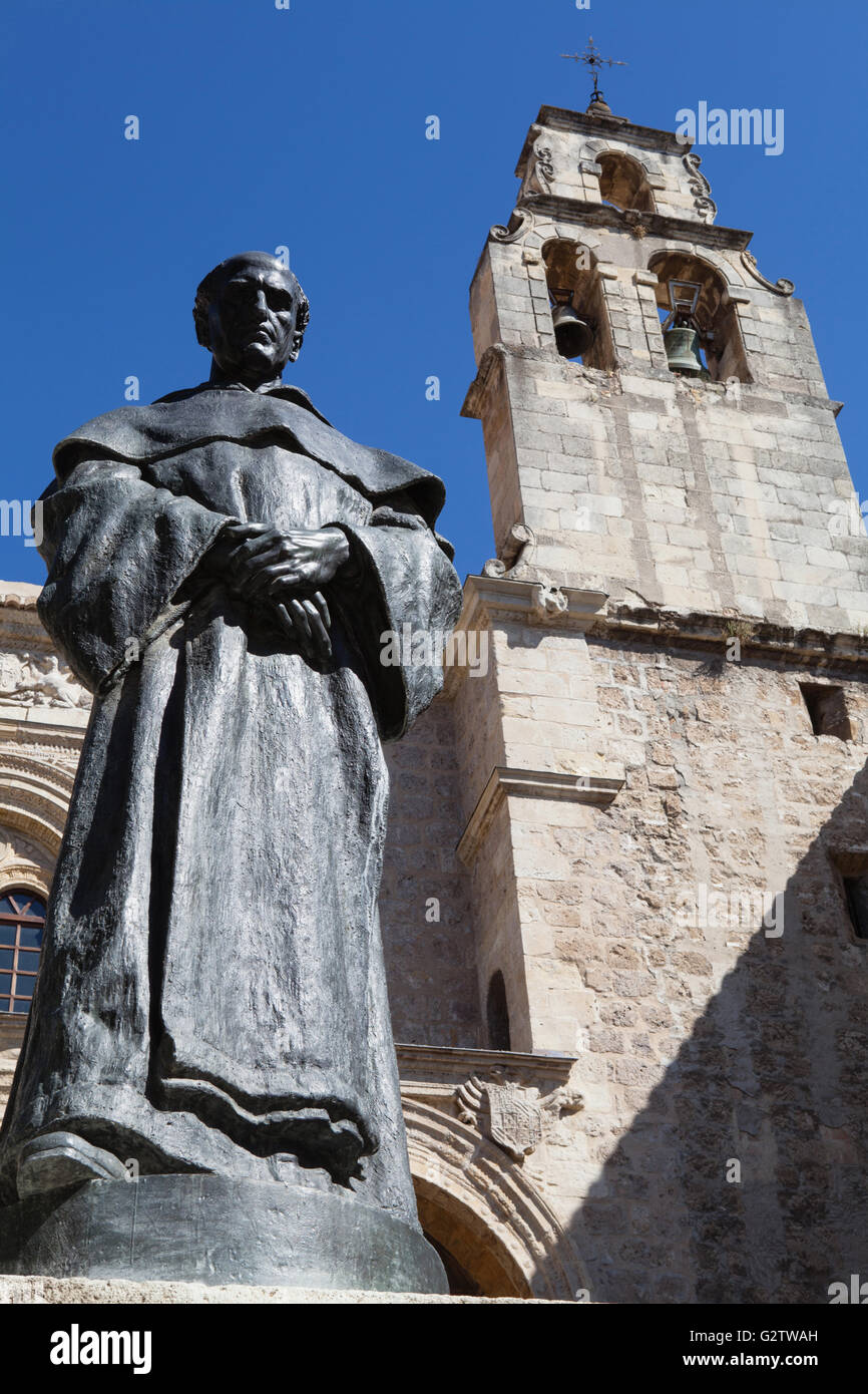 Espagne, Andalousie, Grenade, Statue de Fray Luis de Granada en face de Iglesia de Santo Domingo. Banque D'Images