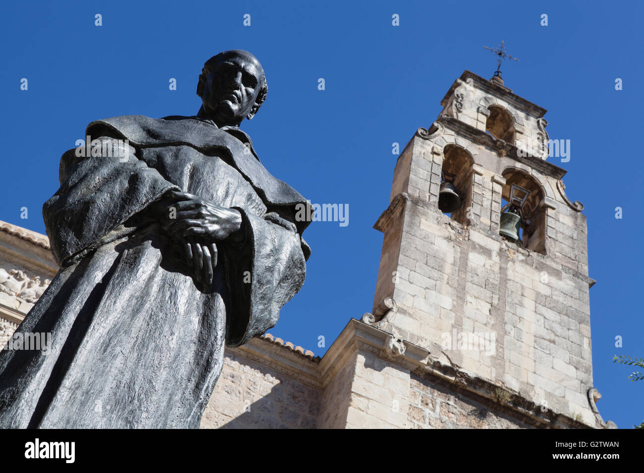 Espagne, Andalousie, Grenade, Statue de Fray Luis de Granada en face de Iglesia de Santo Domingo. Banque D'Images