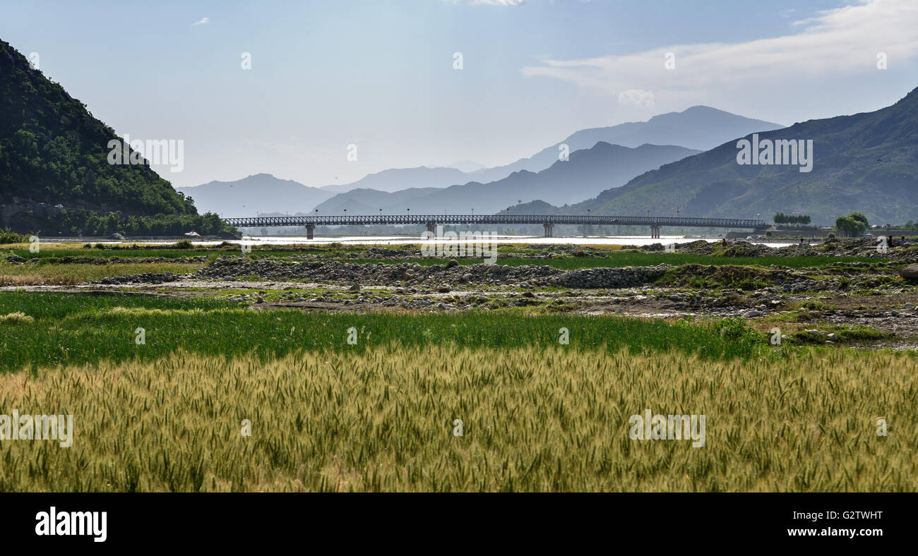 Pont sur la rivière Gaimen,Swat au Pakistan Banque D'Images