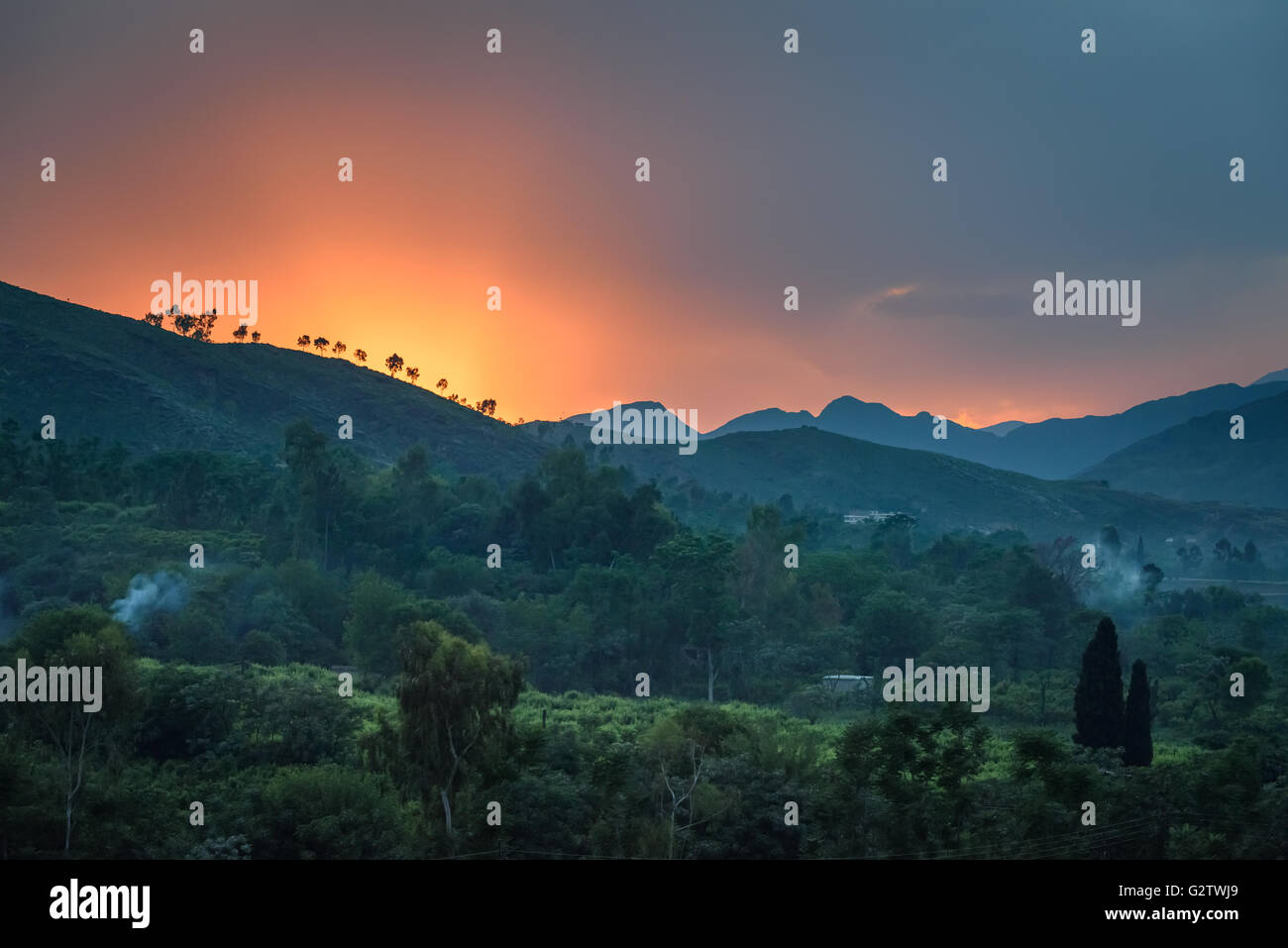 Vue de la vallée de Swat, au Pakistan, au coucher du soleil. Banque D'Images