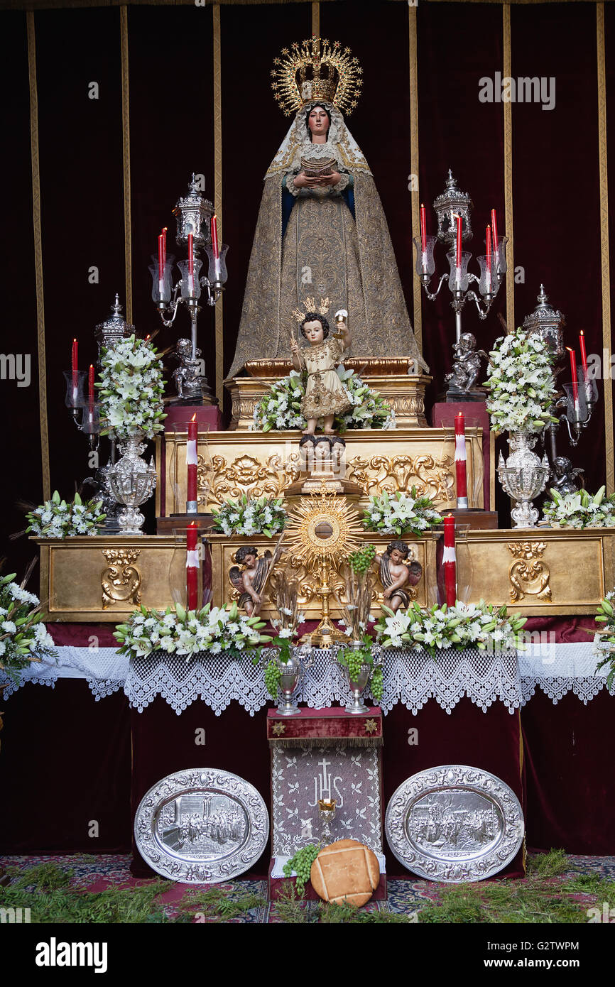 Espagne, Andalousie, Séville, lieu de culte à la Vierge Marie à l'affiche au Convento de San Leandro pour célébrer la fête de Corpus Christi. Banque D'Images