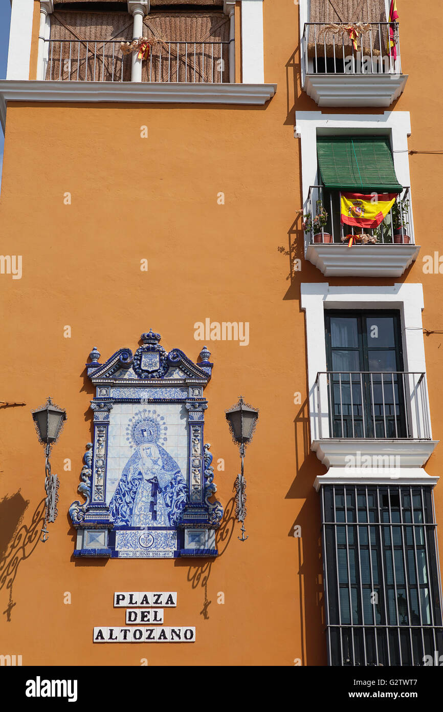 Espagne, Andalousie, Séville, en carreaux de céramique image de la Vierge Marie à la Plaza del Altozano dans le quartier de Triana. Banque D'Images