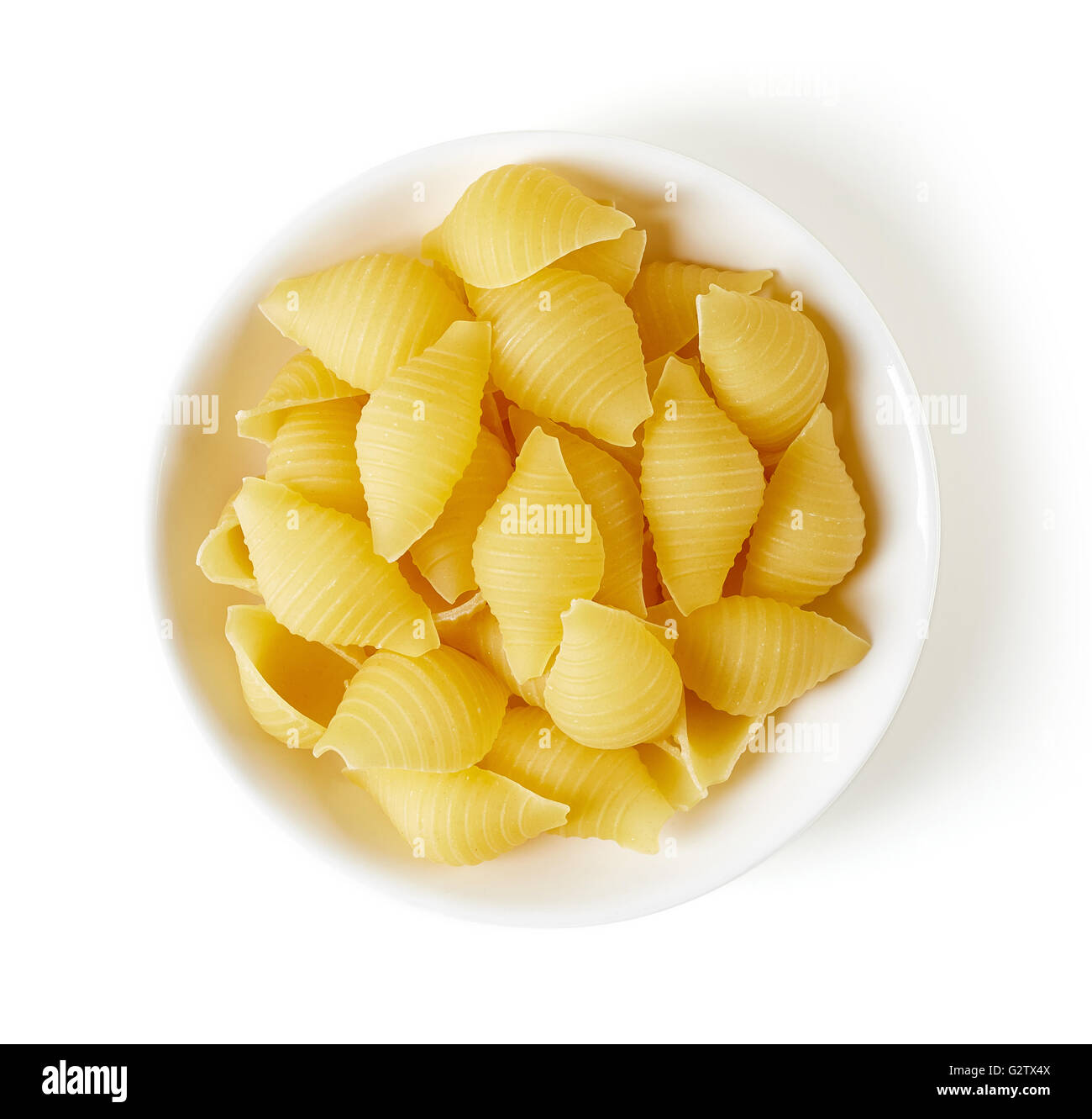 Dans un bol de pâtes shell, isolé sur fond blanc, vue du dessus Banque D'Images