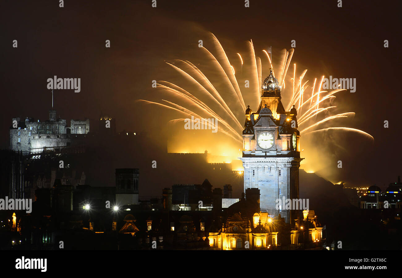 L'Écosse, Édimbourg, feux d'artifice pour la clôture du Festival et le Tattoo militaire, vue depuis Calton Hill, dans le château avec l'horloge et Balmoral Hotel. Banque D'Images