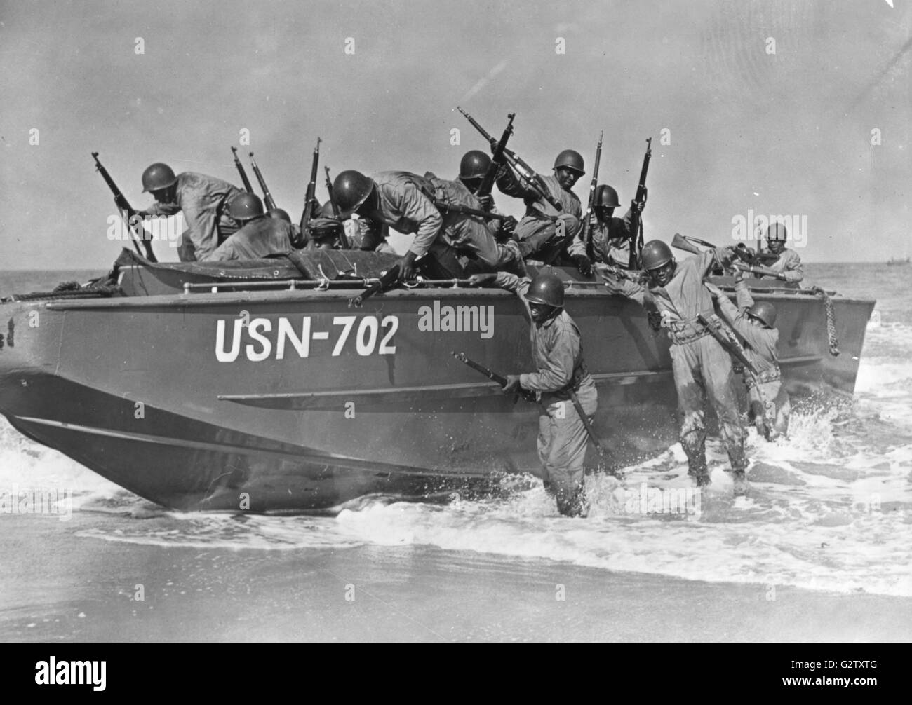 L'Afro-Américain Seabees, membres des bataillons de construction navale, dont le centre de formation est au Camp et Camp Allen Bradford, près de Norfolk, Virginie, sont formés à la tactique d'atterrissage ainsi que des exercices militaires en général. Banque D'Images