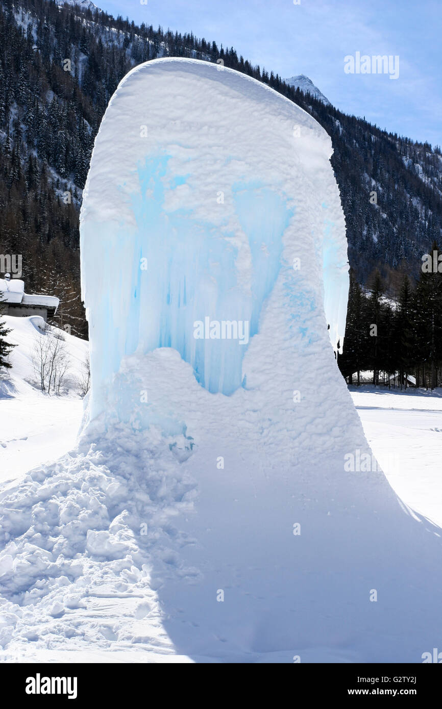 Fontaine de glace dans la station de ski de Courmayeur, Italie Banque D'Images
