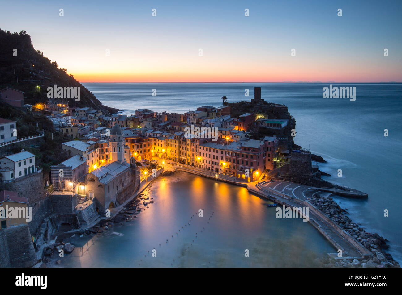 Vue de nuit sur le village typique de vernazza entouré par la mer bleue et les lumières parc national de Cinque Terre Ligurie Italie Banque D'Images