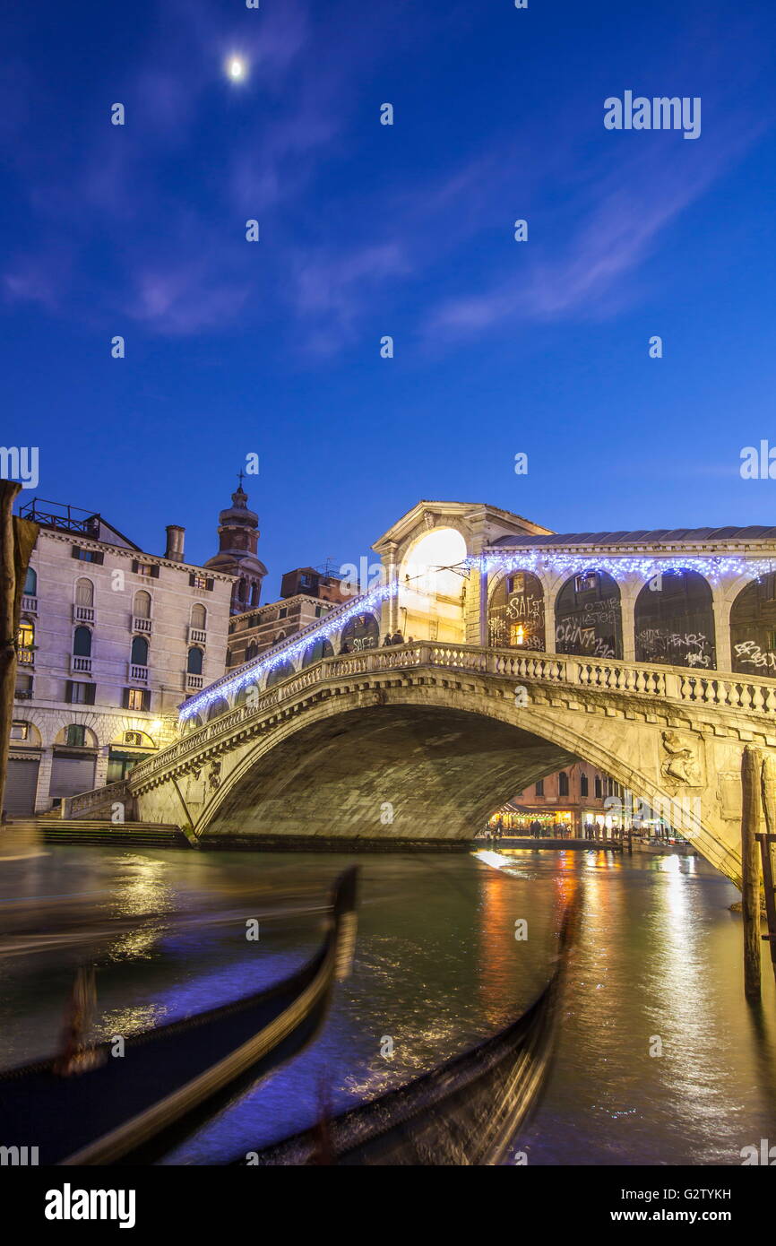 Vue de nuit sur le pont du Rialto et le typique des gondoles dans le canal venise Vénétie Italie Europe Banque D'Images