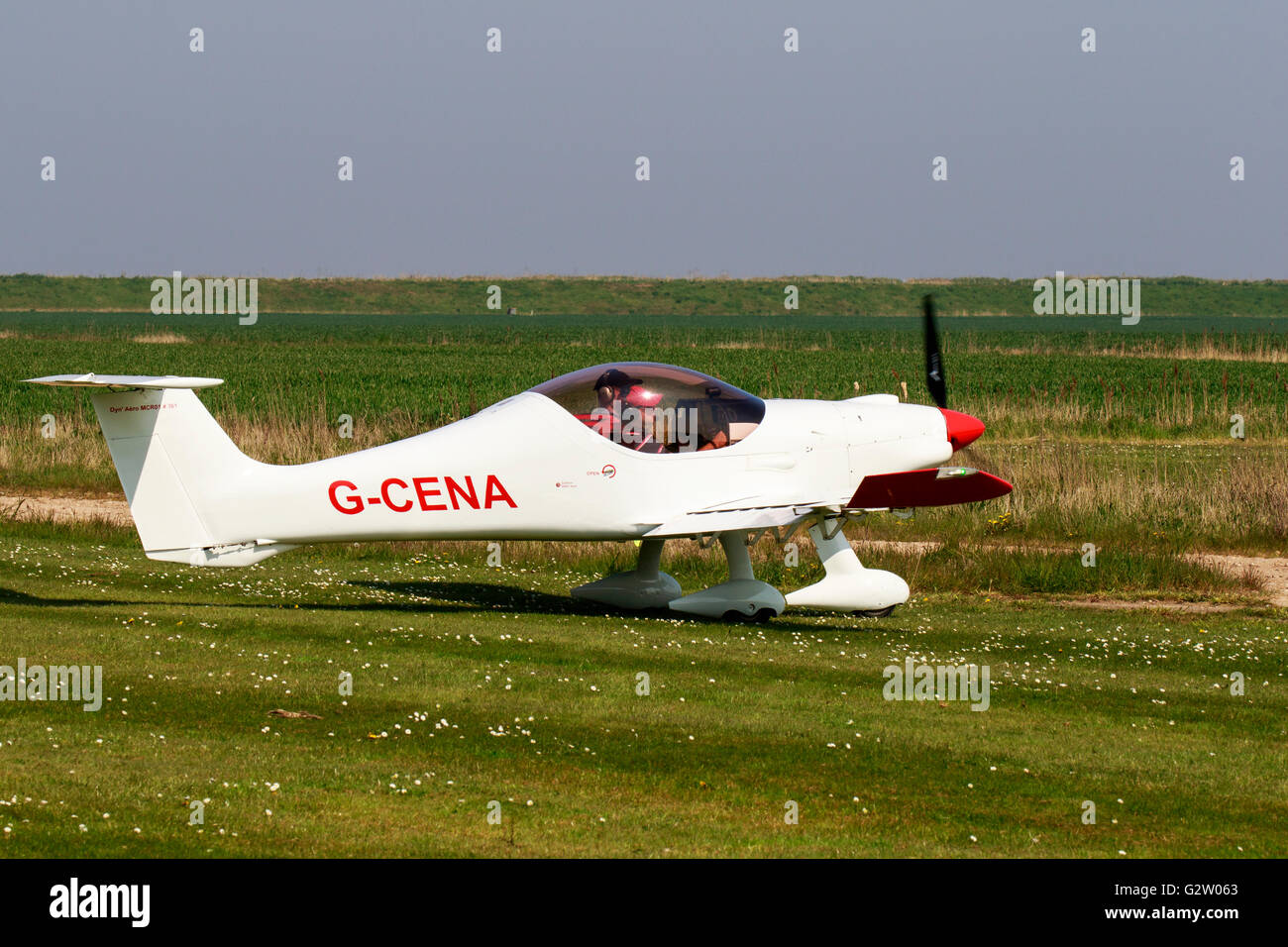 Dyn'Aero MCR-01 ULC AG-CENA le roulage vers la piste à l'Aérodrome de Coates Banque D'Images