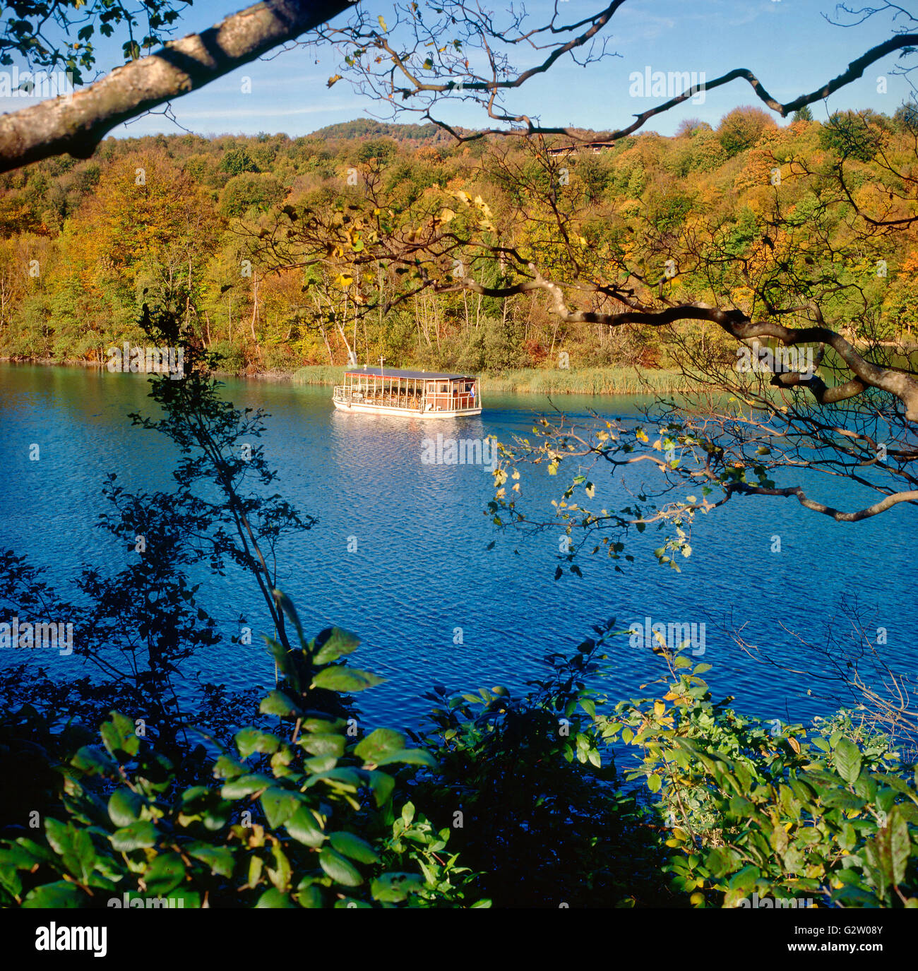 Un bateau de tourisme la voile en parc national des lacs de Plitvice en automne Banque D'Images