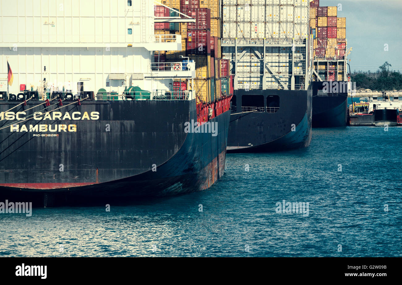Vintage photo de conteneurs de fret à Freeport commercial dock sur Bahamas Banque D'Images