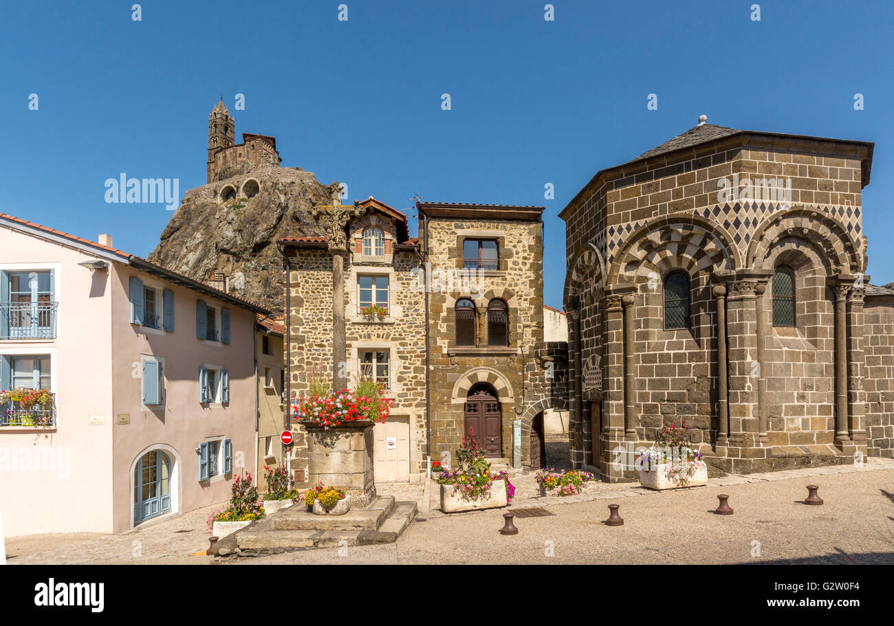 Chapelle Sainte-claire et l'église Saint-Michel d'Aiguilhe, Le Puy-en-Velay, Auvergne, France, Europe Banque D'Images