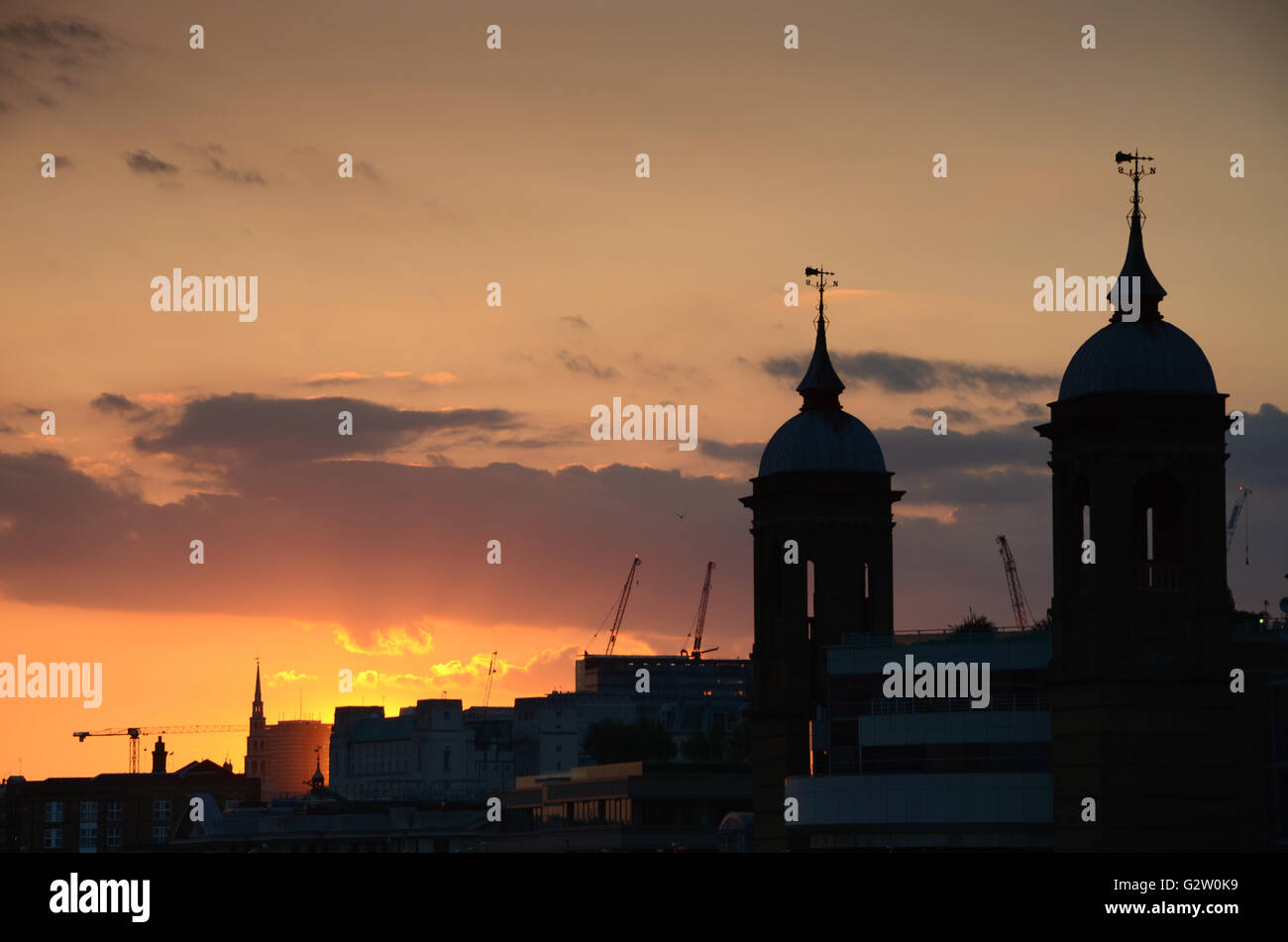Cannon Street Station Spires, Londres, au coucher du soleil. Banque D'Images
