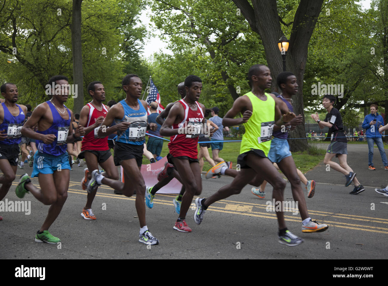 Plus de 28000 coureurs ont participé à la Brooklyn 2016 Demi-marathon. La mi-chemin a été atteint lors de l'exécution grâce à Prospect Park. Banque D'Images
