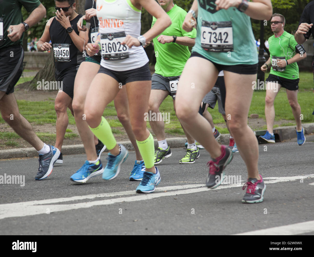 Plus de 28000 coureurs ont participé à la Brooklyn 2016 Demi-marathon. La mi-chemin a été atteint lors de l'exécution grâce à Prospect Park. Banque D'Images