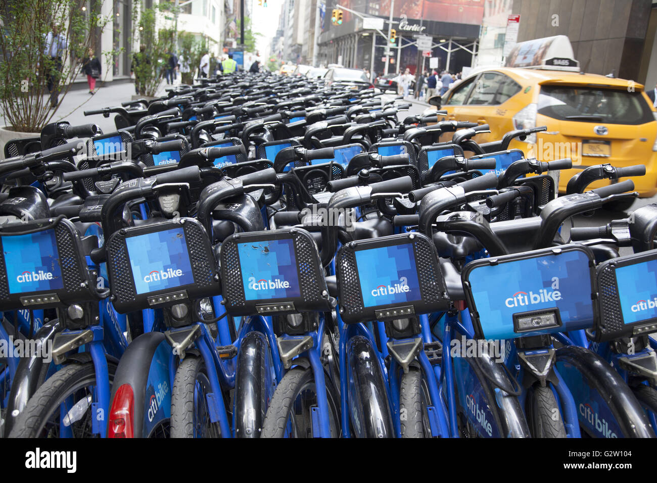 Location de bicyclettes autour de Manhattan est devenu très populaire en dépit de la forte circulation automobile. Vélo station de stockage de Citi. Banque D'Images