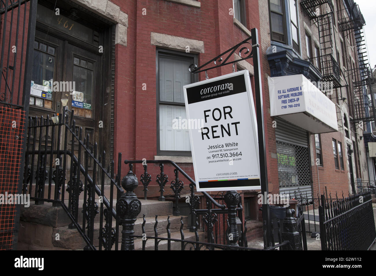 Pour louer le long signe 4e Avenue dans le quartier de Park Slope, Brooklyn, New York. Banque D'Images