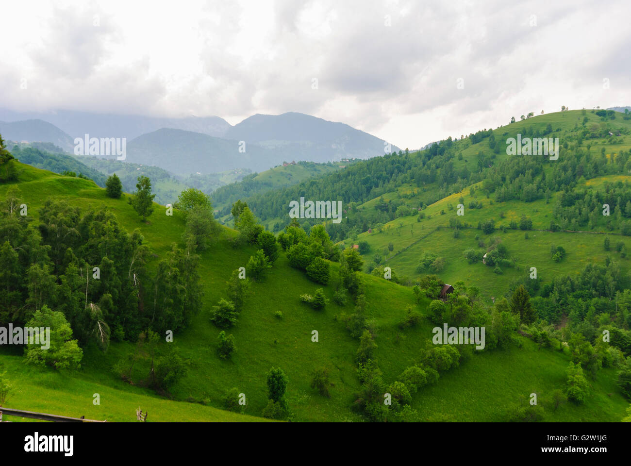 Le village de Carpates, surplombant la Piatra Craiului ( montagnes ), Königstein, Pestera Roumanie Banque D'Images