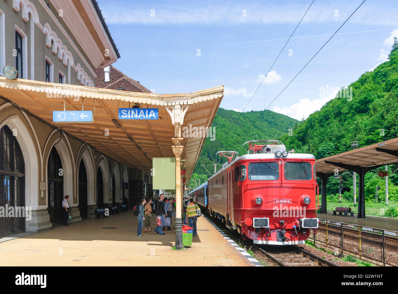 Gare de la ligne de chemin de fer dans la Vallée de Prahova ( Carpathian ), la Roumanie, la Transylvanie, la Transylvanie, Siebenbürgen Sinaia Banque D'Images