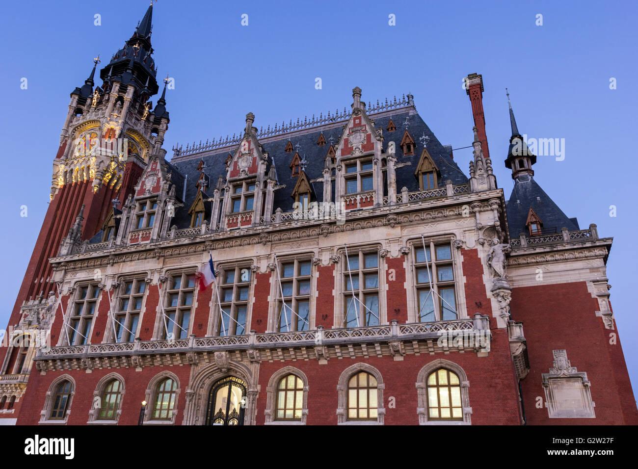 Town Hall (Hôtel de Ville) à la place du Soldat inconnu à Calais en France Banque D'Images