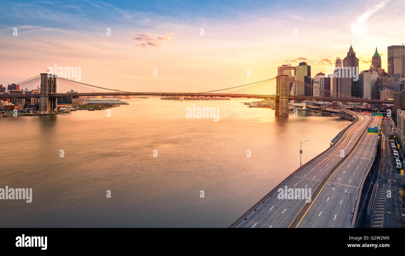 Pont de Brooklyn et FDR Drive au coucher du soleil Banque D'Images