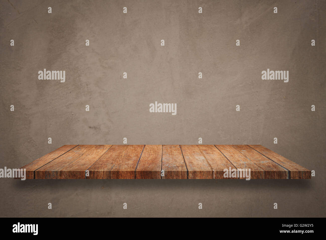 Haut de planche en bois sur fond de béton. Pour l'affichage des produits Banque D'Images