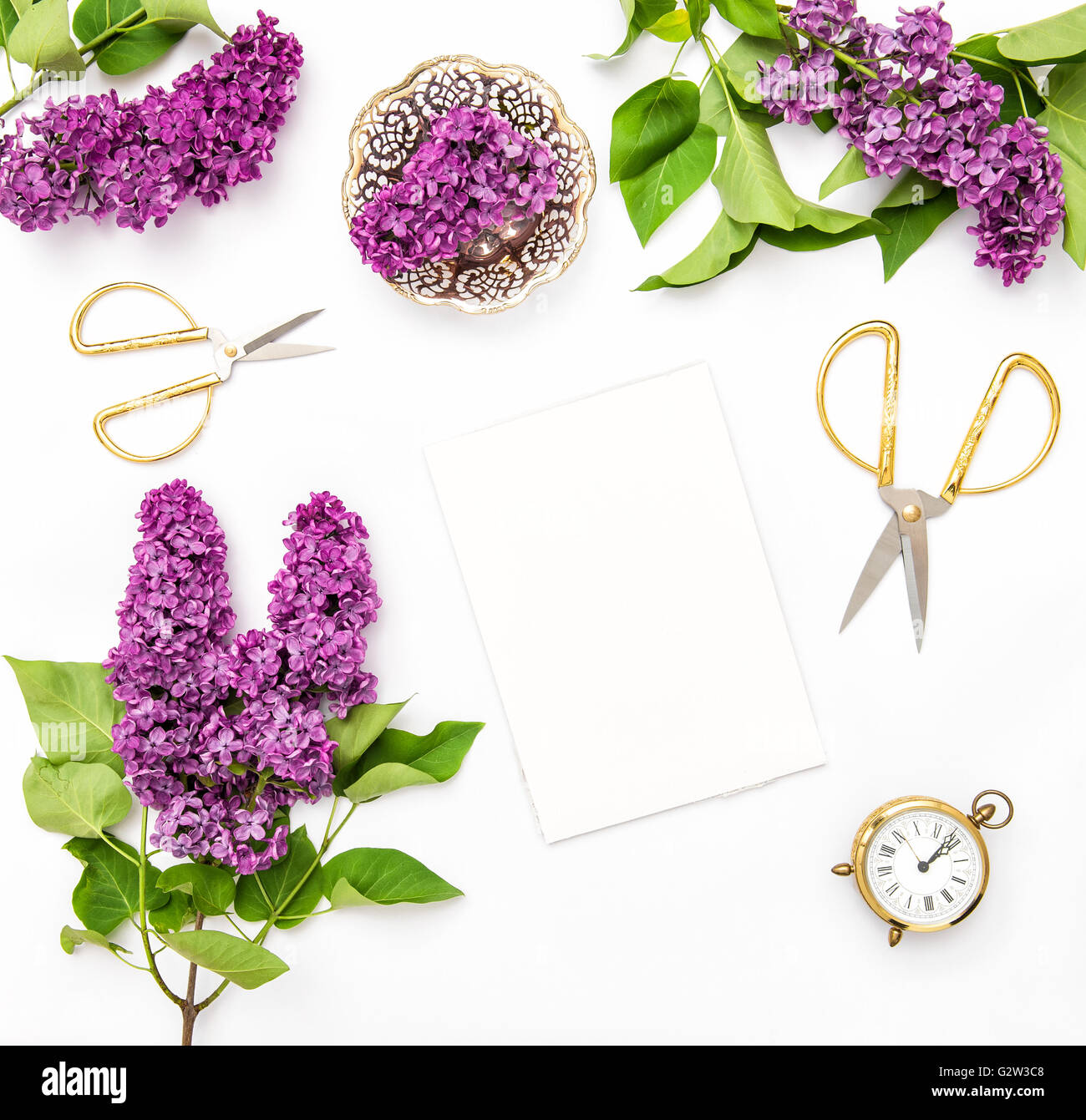 Fleurs lilas, sketchbook, fournitures de bureau. Vue de dessus d'arrière-plan de mise à plat Banque D'Images