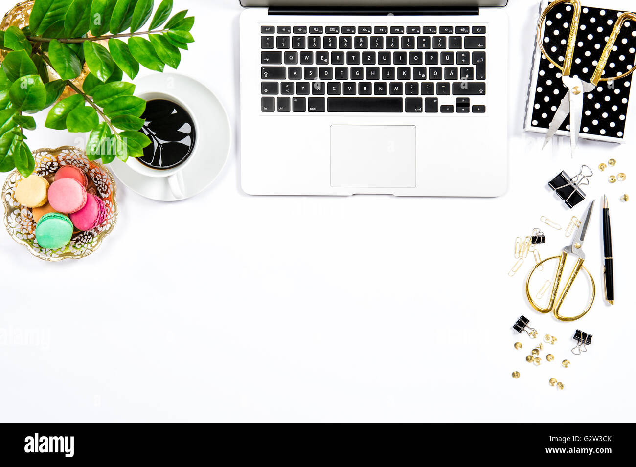Travail Feminin Macaron Cafe Biscuits Les Fournitures De Bureau Ordinateur Portable Et Plante Verte Sur Fond De Table Blanc Haut De Page Vi Photo Stock Alamy Travail Feminin Macaron Cafe Biscuits Les Fournitures De Bureau Ordinateur Portable Et Plante Verte Sur Fond De Table Blanc Haut De Page Vi Photo Stock Alamy
