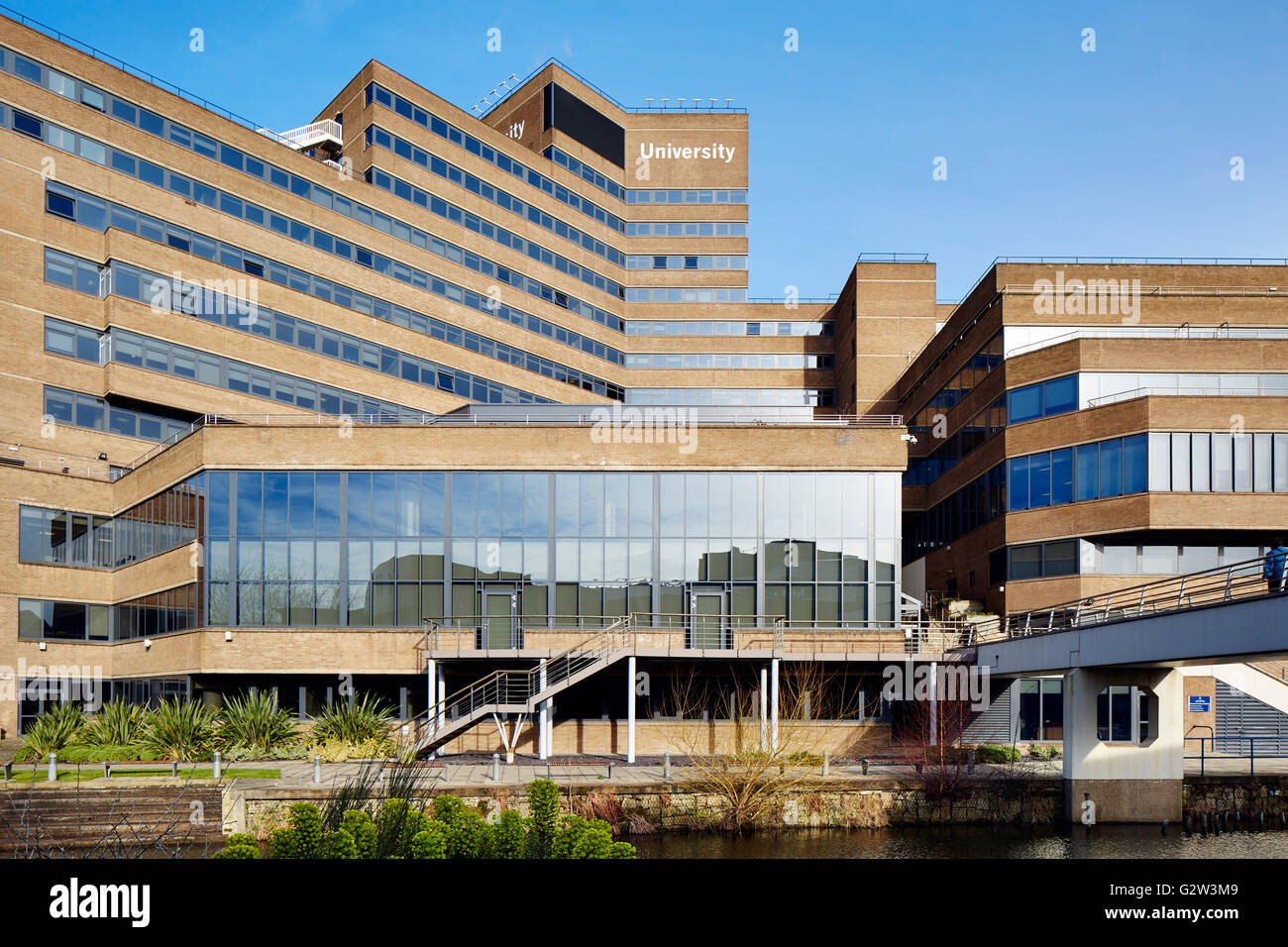Bâtiment principal et du campus de l'Université de Huddersfield, Yorkshire, UK de tout canal. Banque D'Images