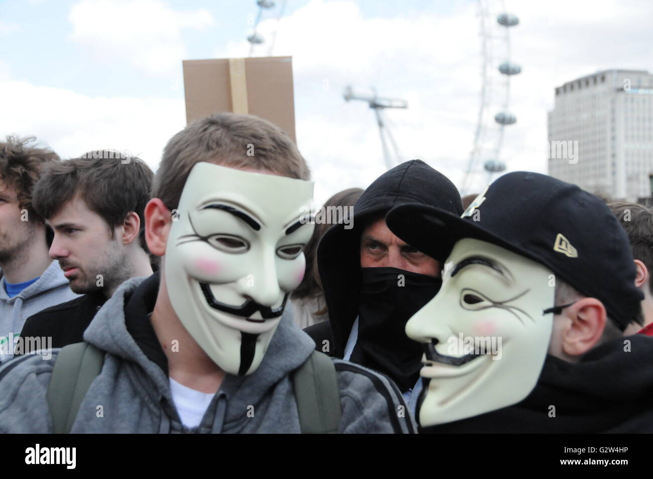 Deux manifestants porter des masques anonymes. Banque D'Images Deux manifestants porter des masques anonymes. Banque D'Images